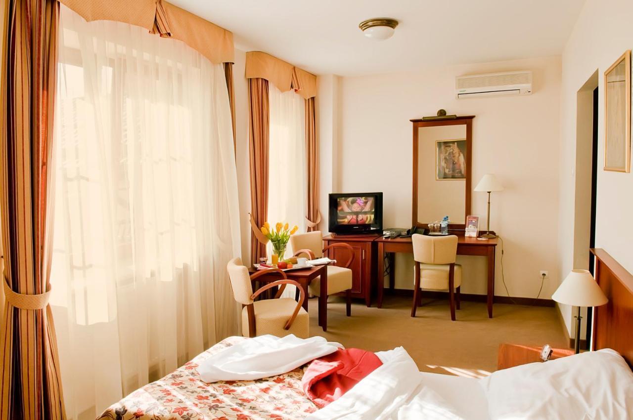 Hotel Dworek*** Skierniewice Bagian luar foto