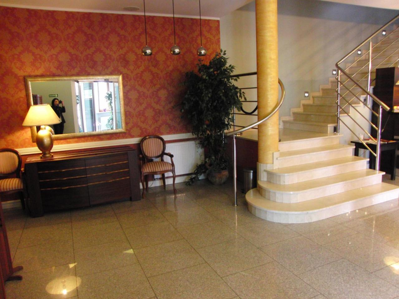 Hotel Dworek*** Skierniewice Bagian luar foto