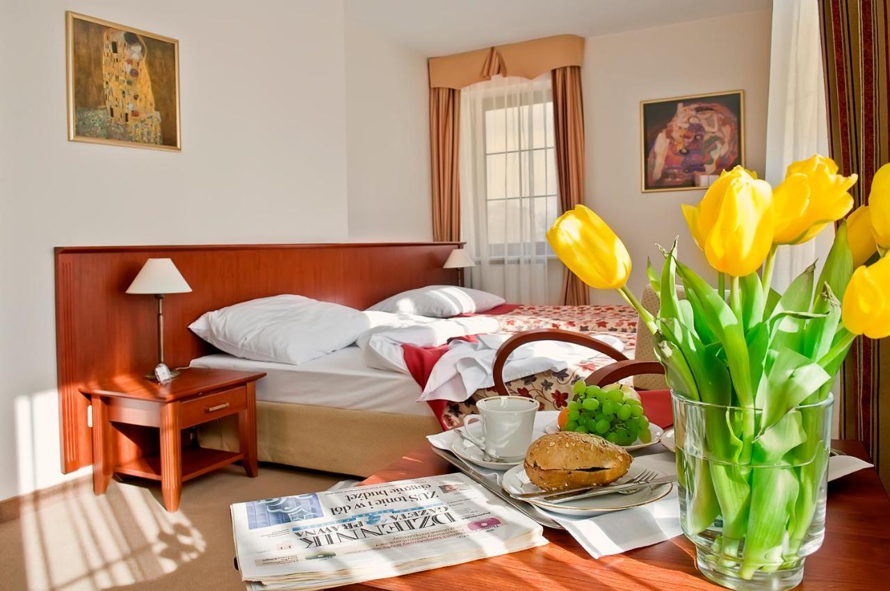 Hotel Dworek*** Skierniewice Bagian luar foto