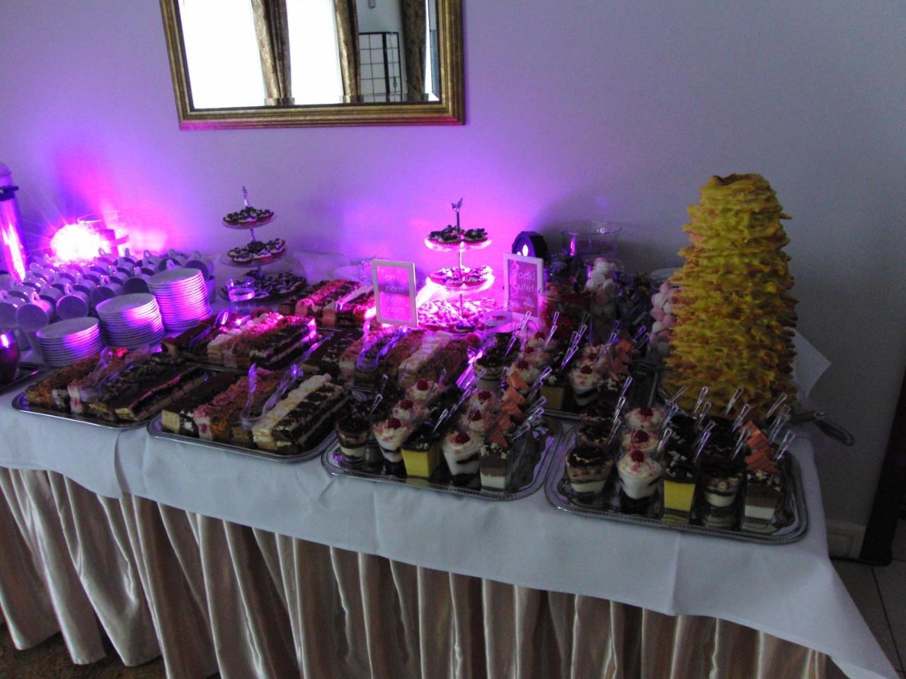 Hotel Dworek*** Skierniewice Bagian luar foto