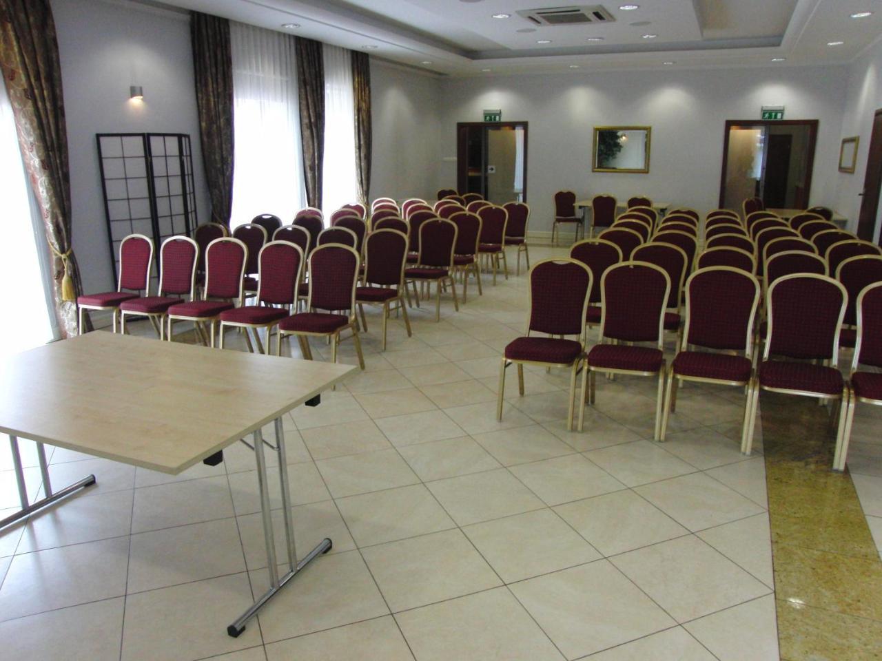 Hotel Dworek*** Skierniewice Bagian luar foto