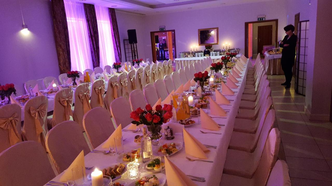 Hotel Dworek*** Skierniewice Bagian luar foto