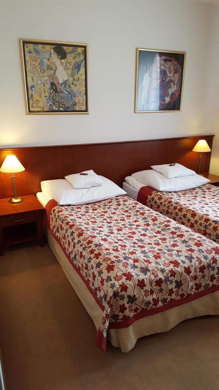 Hotel Dworek*** Skierniewice Bagian luar foto