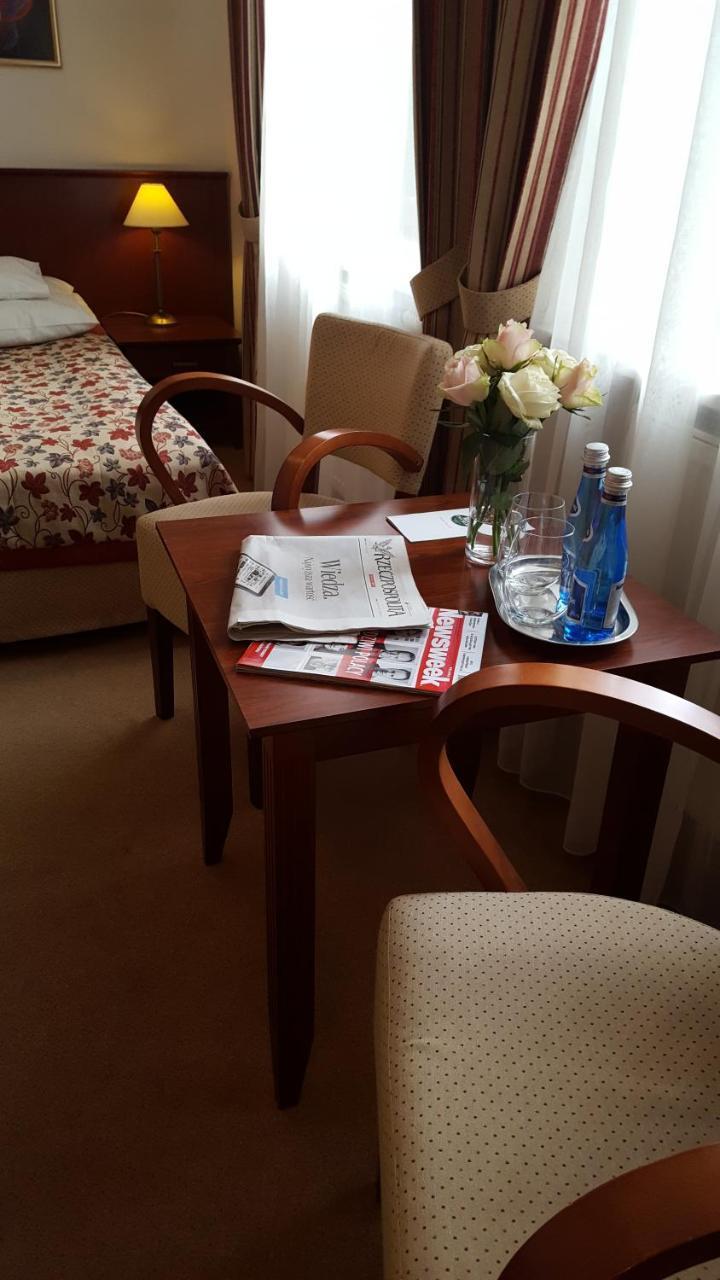 Hotel Dworek*** Skierniewice Bagian luar foto