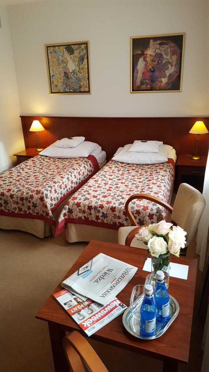 Hotel Dworek*** Skierniewice Bagian luar foto