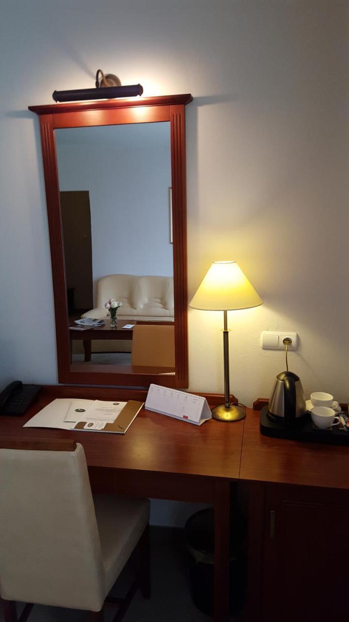 Hotel Dworek*** Skierniewice Bagian luar foto