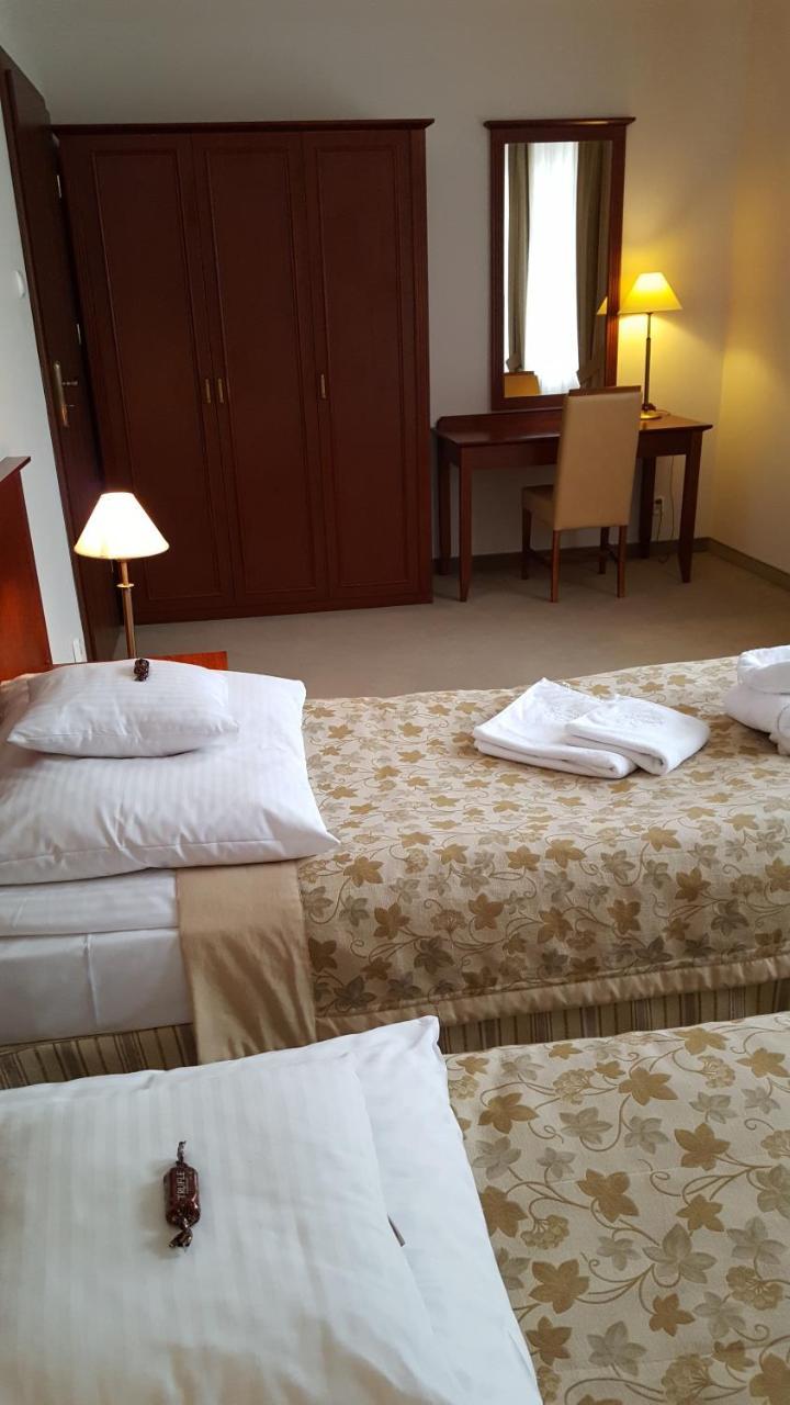 Hotel Dworek*** Skierniewice Bagian luar foto