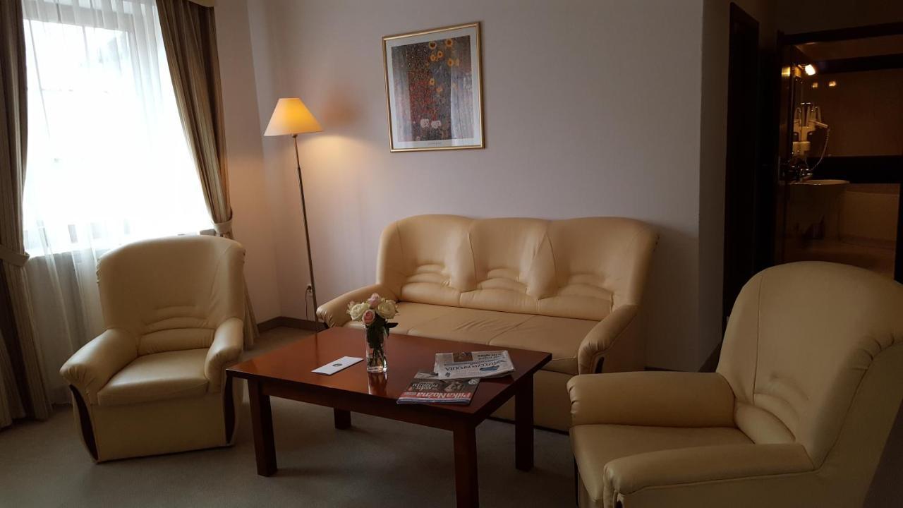 Hotel Dworek*** Skierniewice Bagian luar foto
