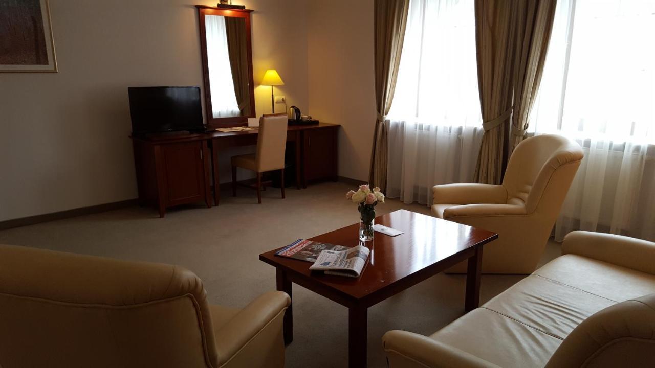 Hotel Dworek*** Skierniewice Bagian luar foto