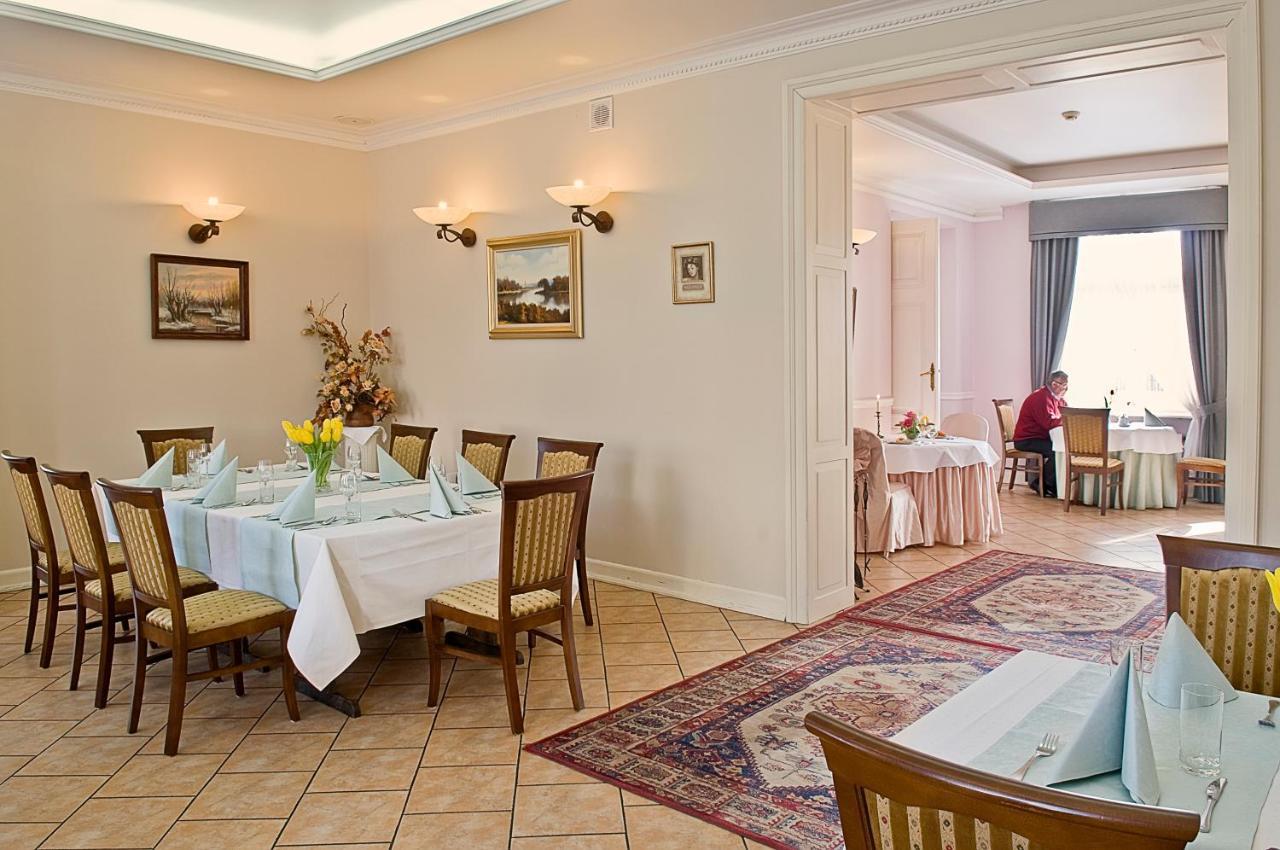 Hotel Dworek*** Skierniewice Bagian luar foto