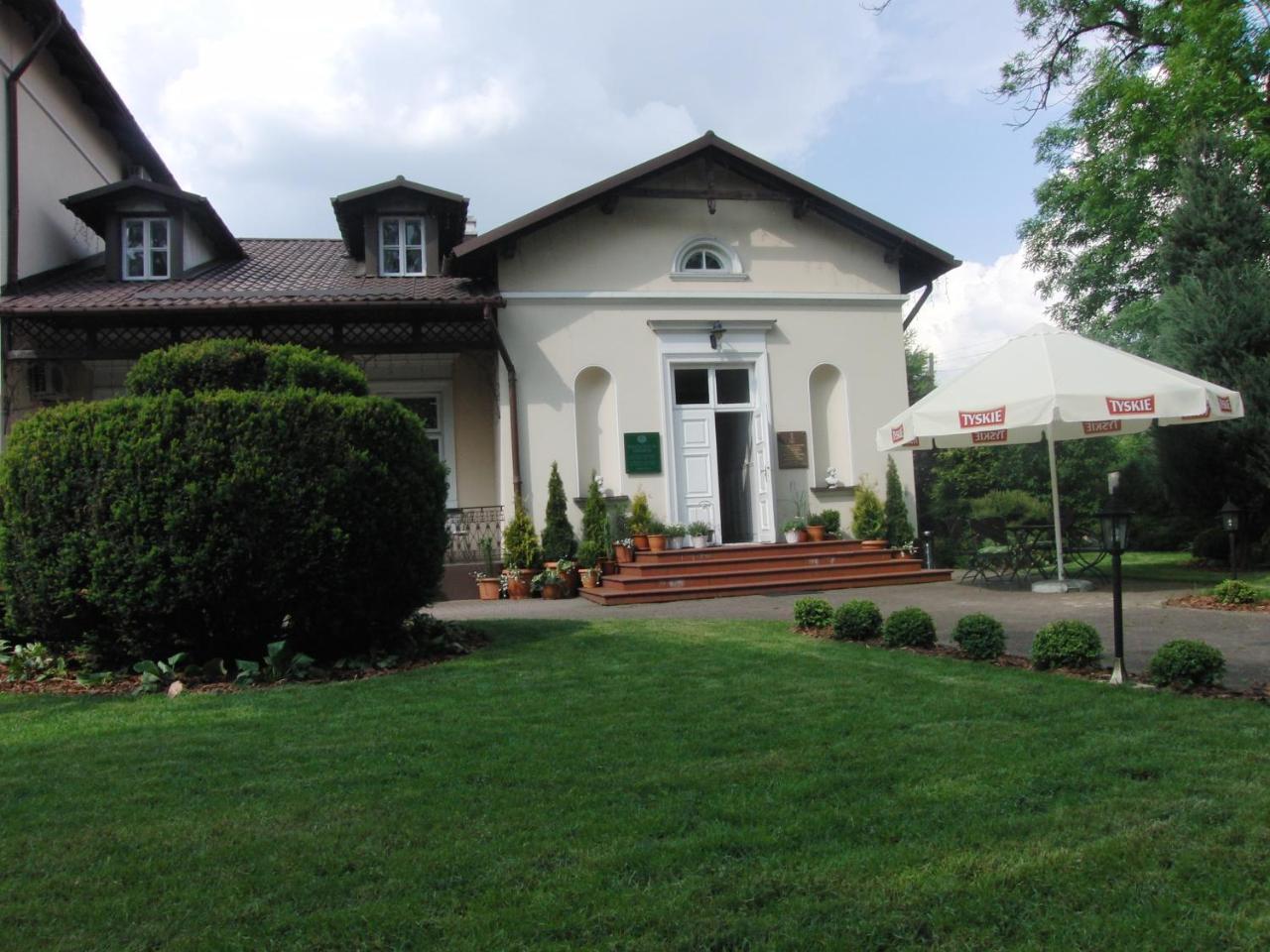 Hotel Dworek*** Skierniewice Bagian luar foto