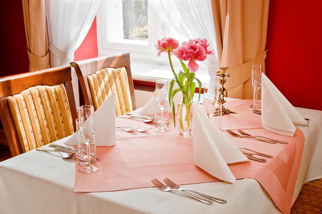 Hotel Dworek*** Skierniewice Bagian luar foto