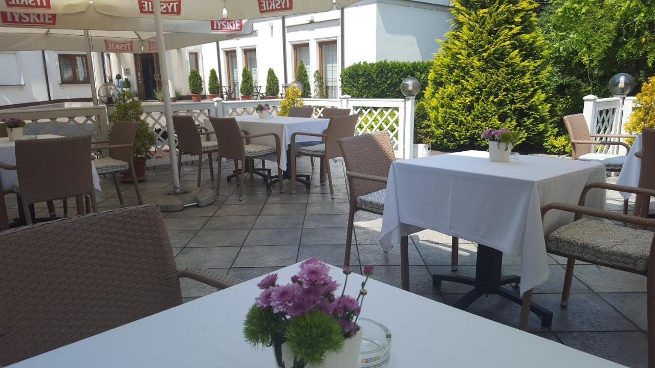 Hotel Dworek*** Skierniewice Bagian luar foto